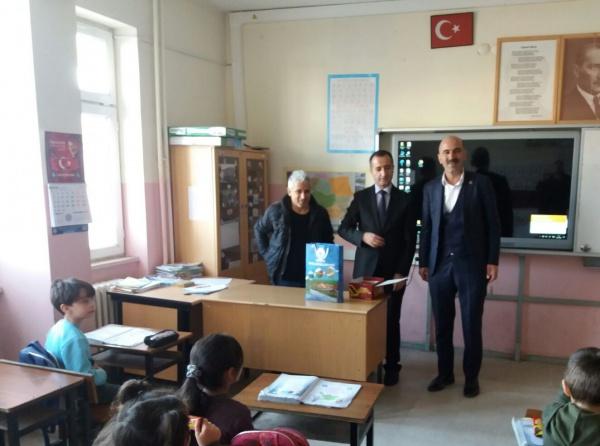 Ilıcalar Belediye Başkanı Mehmet Akif Günerigök ten öğrencilerimize karne hediyesi